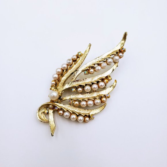 Vintage leaf brooch, Gold tone pin with pearls and AB crystals, Wedding floral - Picture 6 of 8